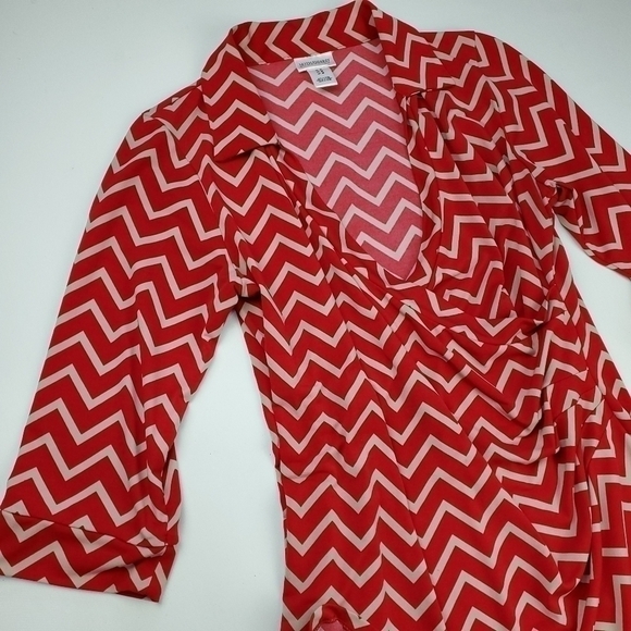 🔴 Motherhood Red Tan Chevron Faux Wrap Top Med - Picture 4 of 13